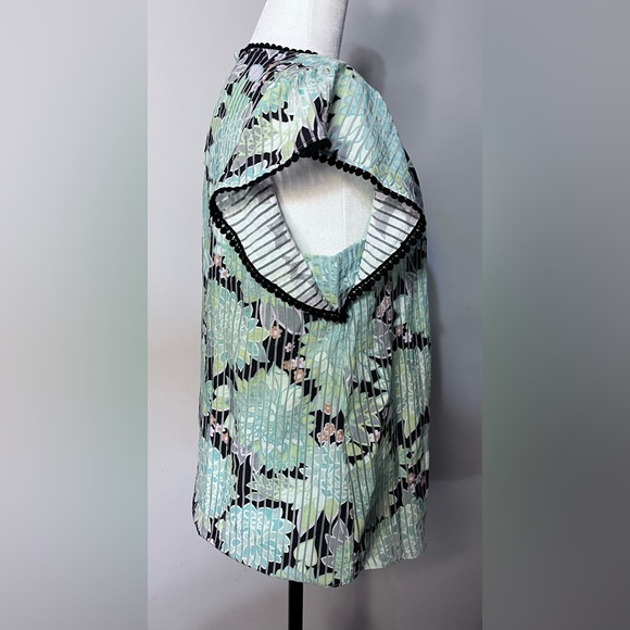 NWOT Kate Spade ♠️ Floral Top with tons of Style!! - Picture 4 of 8